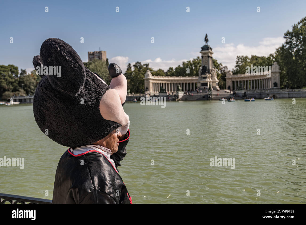 Oltre l'uomo riscaldato in Mickey Mouse suit Foto Stock