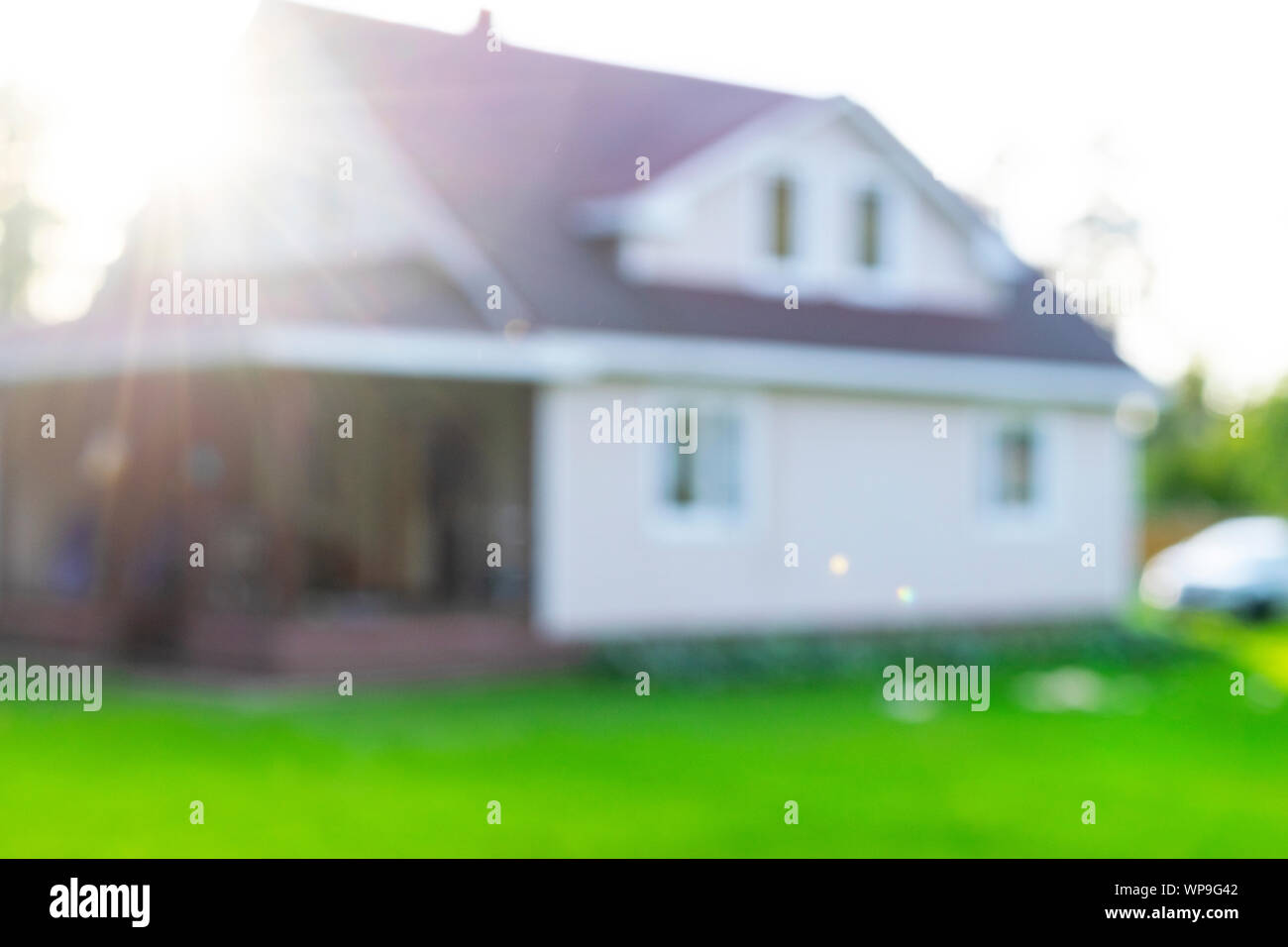 Sfocato sfondo astratto della casa di lusso. Esterno della casa tema astratto creativa la sfocatura dello sfondo bokeh di fondo con effetto. Casa sfocata e prato Foto Stock
