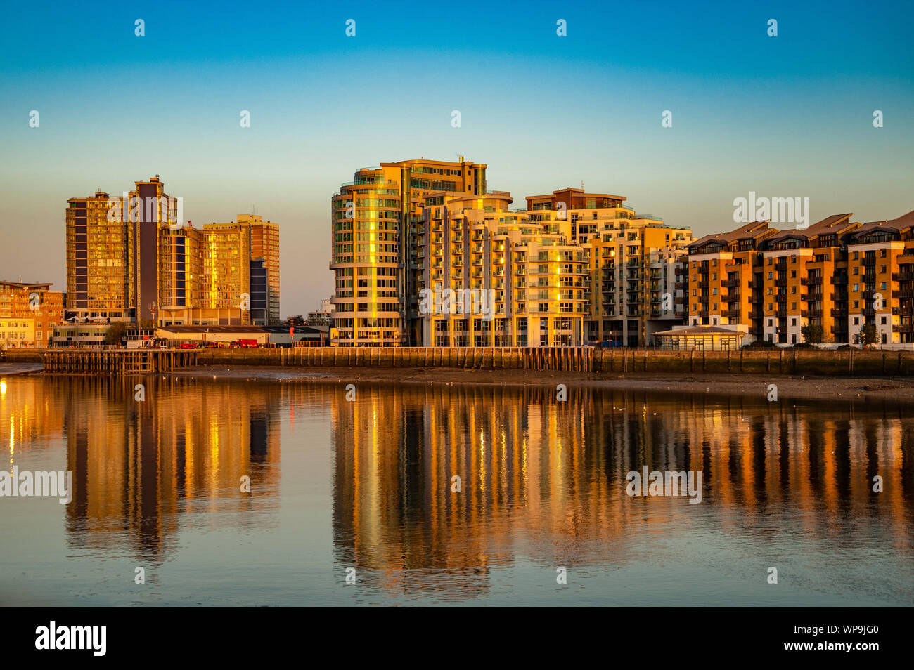 Vista la moderna costruzione sulla riva sud del Tamigi, London REGNO UNITO Foto Stock