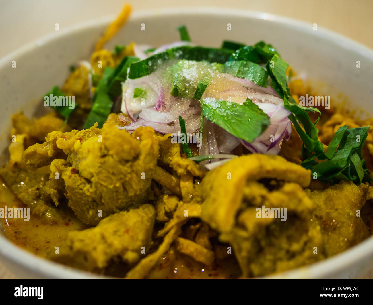Khao Soi ricetta, salsa speziata zuppa di noodle al pollo con Foto Stock