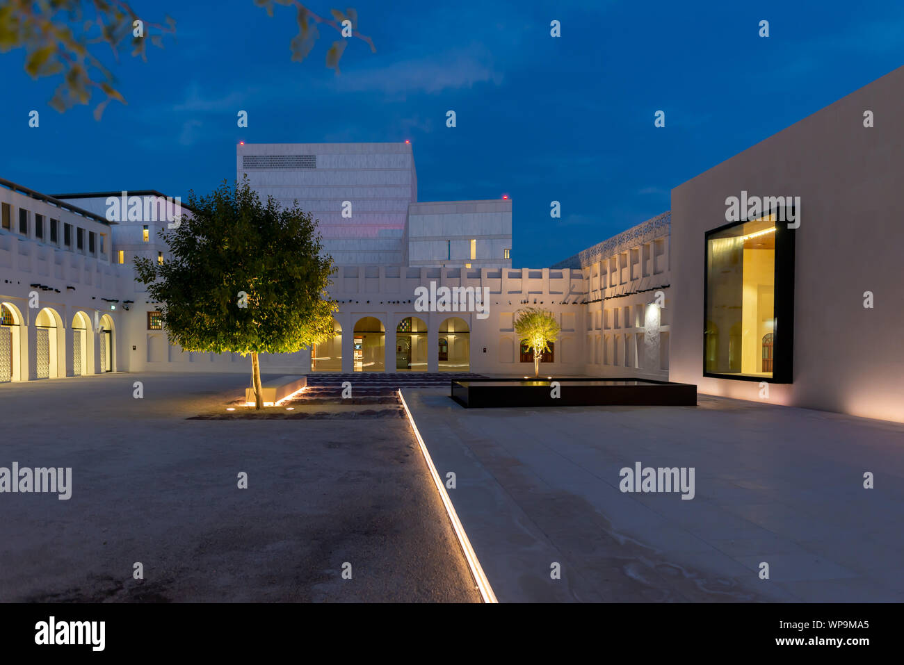 Bin Jelmood casa di Msheireb musei visto dal cortile al crepuscolo, Doha, Qatar Foto Stock