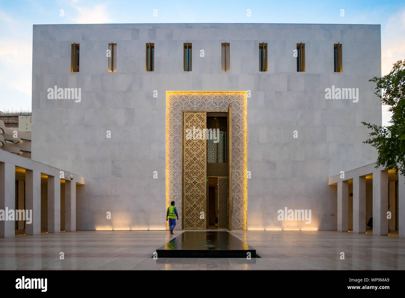 Doha, Qatar - 16 DIC 2016: Moschea Msheireb visto dalla moschea cortile con cielo blu e nuvole. Prese in prima serata con illuminazione artificiale o Foto Stock