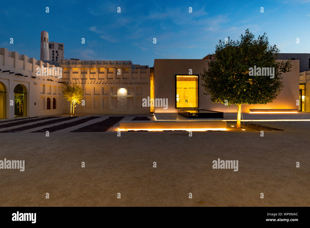 Bin Jelmood casa di Msheireb musei visto dal cortile al crepuscolo, Doha, Qatar Foto Stock