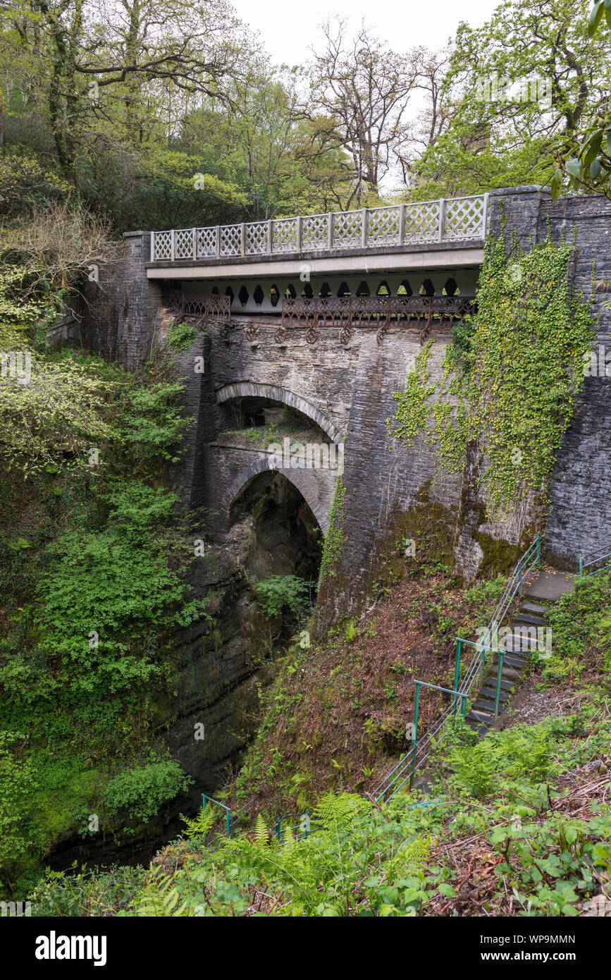 Ponte del Diavolo di una rinomata località di tre ponti, uno sull'altro al di sopra di un anfratto roccioso vicino Aberyswyth nel Galles centrale. Foto Stock