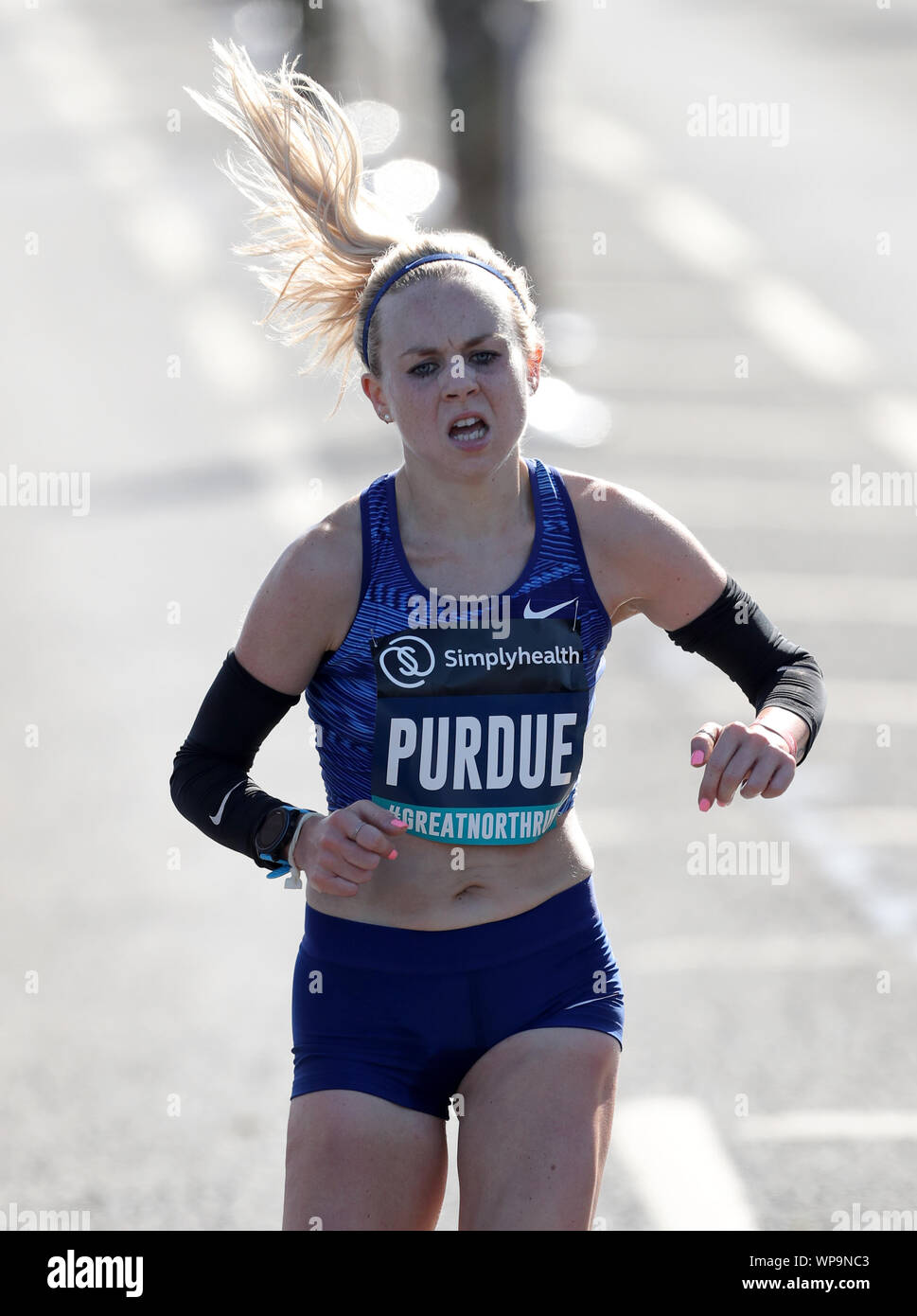 Charlotte Purdue completa delle Donne Elite gara durante il 2019 Simplyhealth Great North Run di Newcastle. Foto Stock