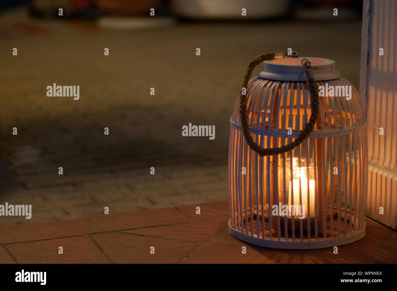Legno e vetro lanterna a candela illumina la strada durante una spiaggia ghost tour in Toscana, Italia. Foto Stock