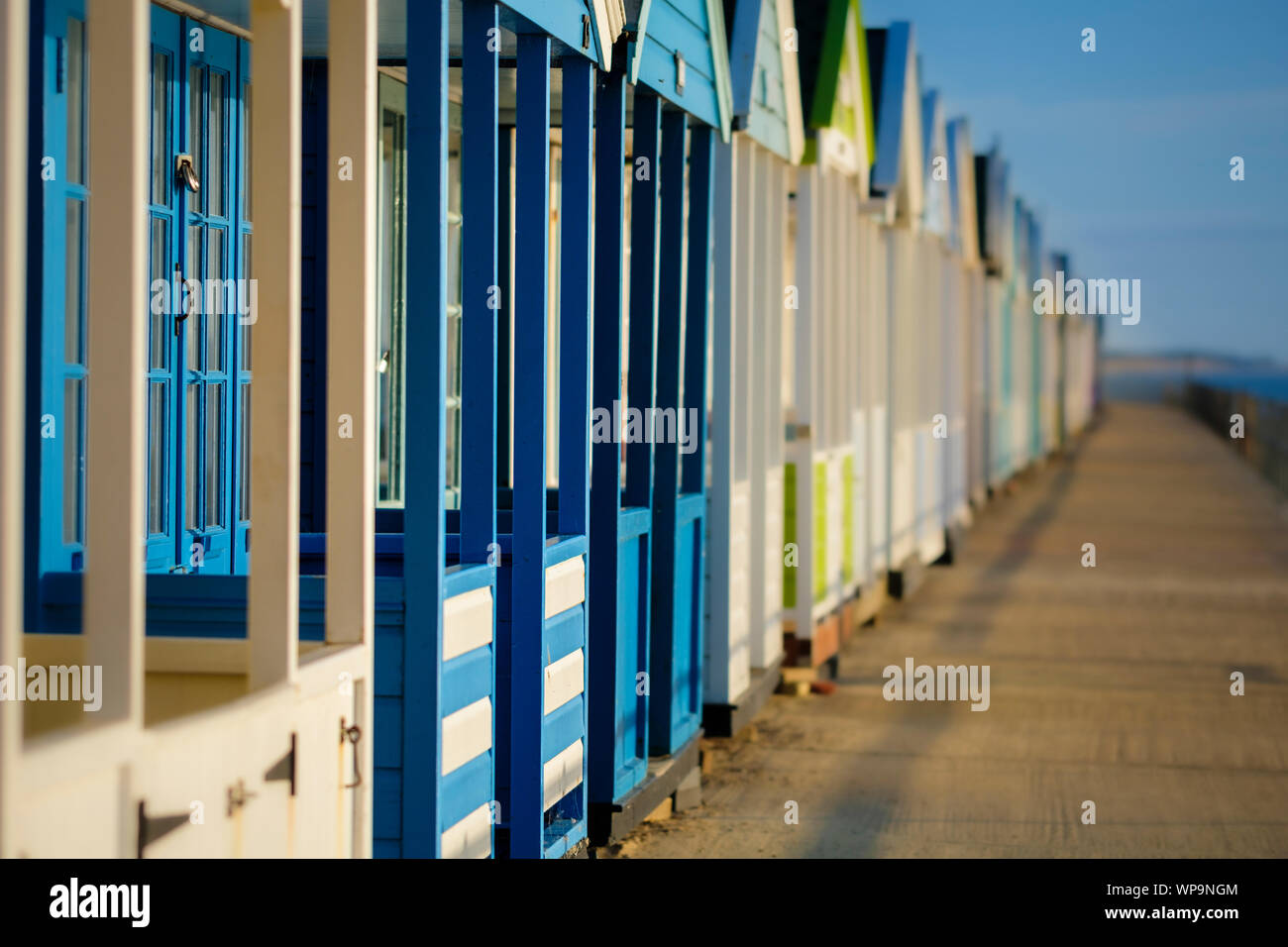 Cabine sulla spiaggia, sul lungomare a Southwold. Foto Stock