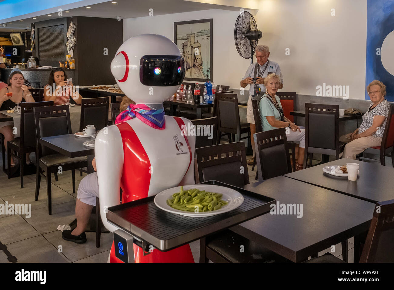 RAPALLO, Italia - 25 Luglio: Cameriere robot porta i piatti su luglio 25,  2019 a Rapallo, Italia. La 'Gran Caff Rapallo' ristorante in Liguria è il  FIR Foto stock - Alamy
