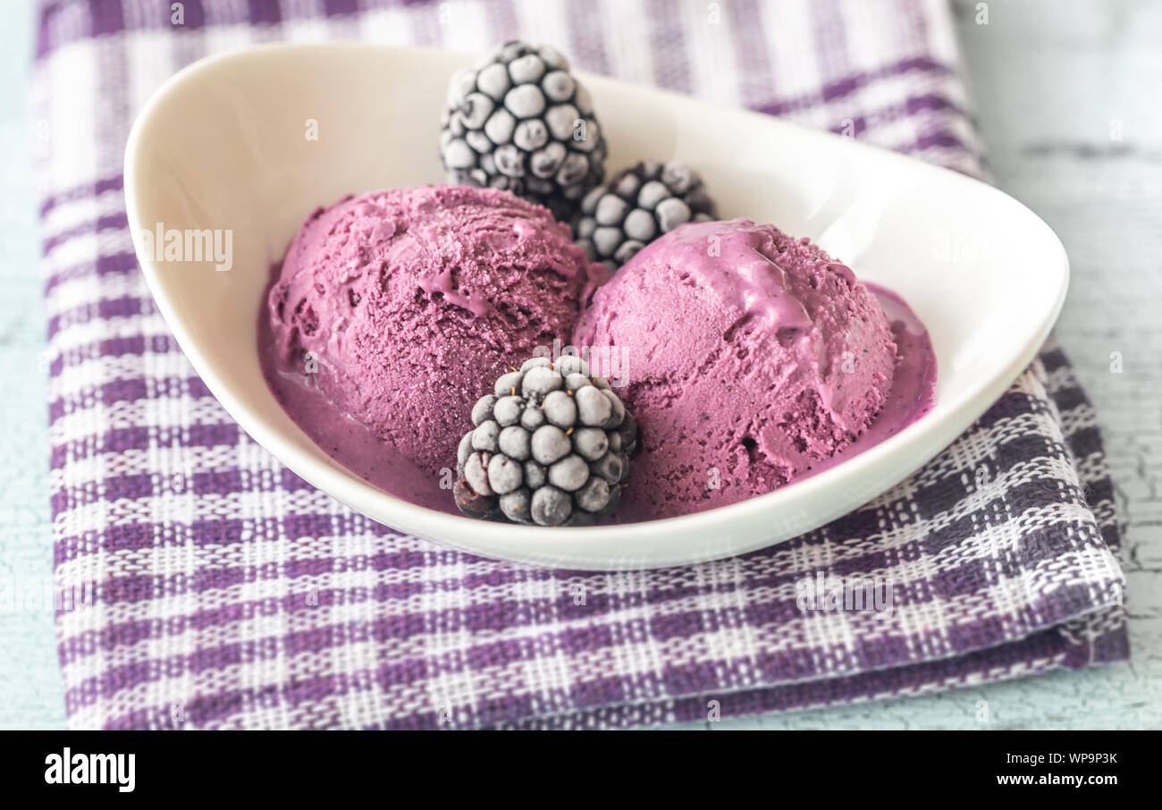 Ciotola di blackberry lavanda di gelati Foto Stock