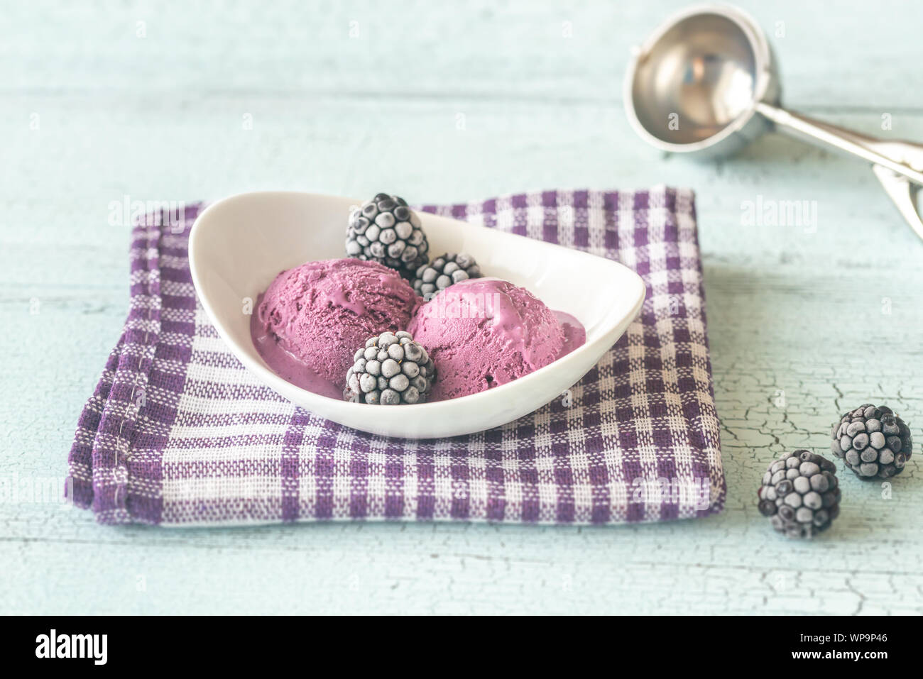 Ciotola di blackberry lavanda di gelati Foto Stock