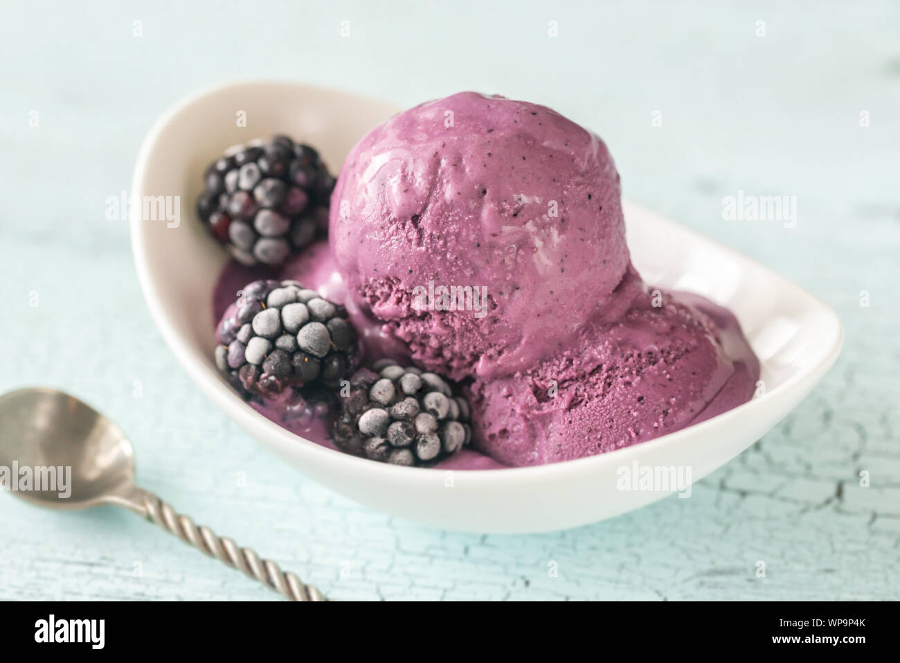 Ciotola di blackberry lavanda di gelati Foto Stock