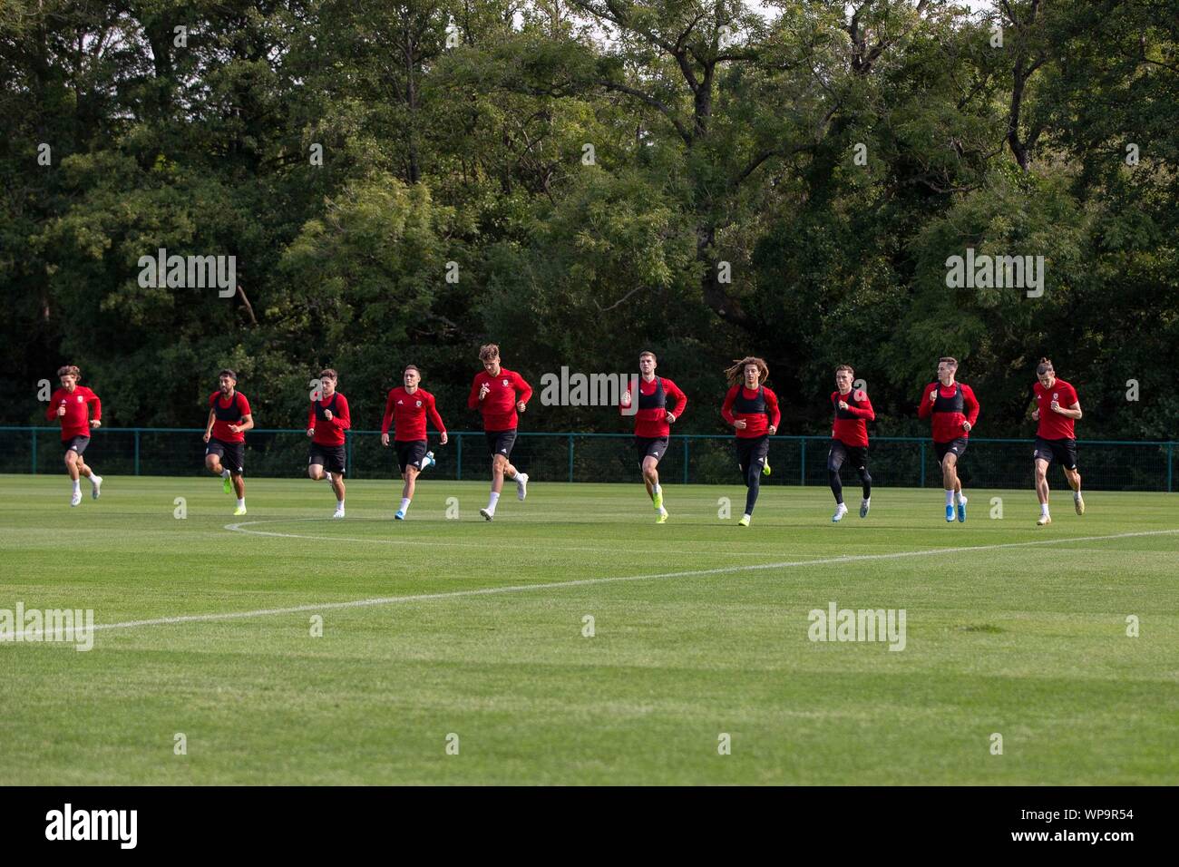 Hensol, Wales, Regno Unito. 08 Sep, 2019. Hensol, Wales, Regno Unito. 8. settembre 2019. (L-R) Joe Allen Neil Taylor, Daniel James, Conor Roberts, Joe Rodon, Chris Mepham, Ethan Ampadu, Harry Wilson, Tom Lawrence e Gareth Bale jog durante il Galles squadra nazionale di allenamento in vista della gara amichevole contro la Bielorussia. Credito: Mark Hawkins/Alamy Live News Foto Stock