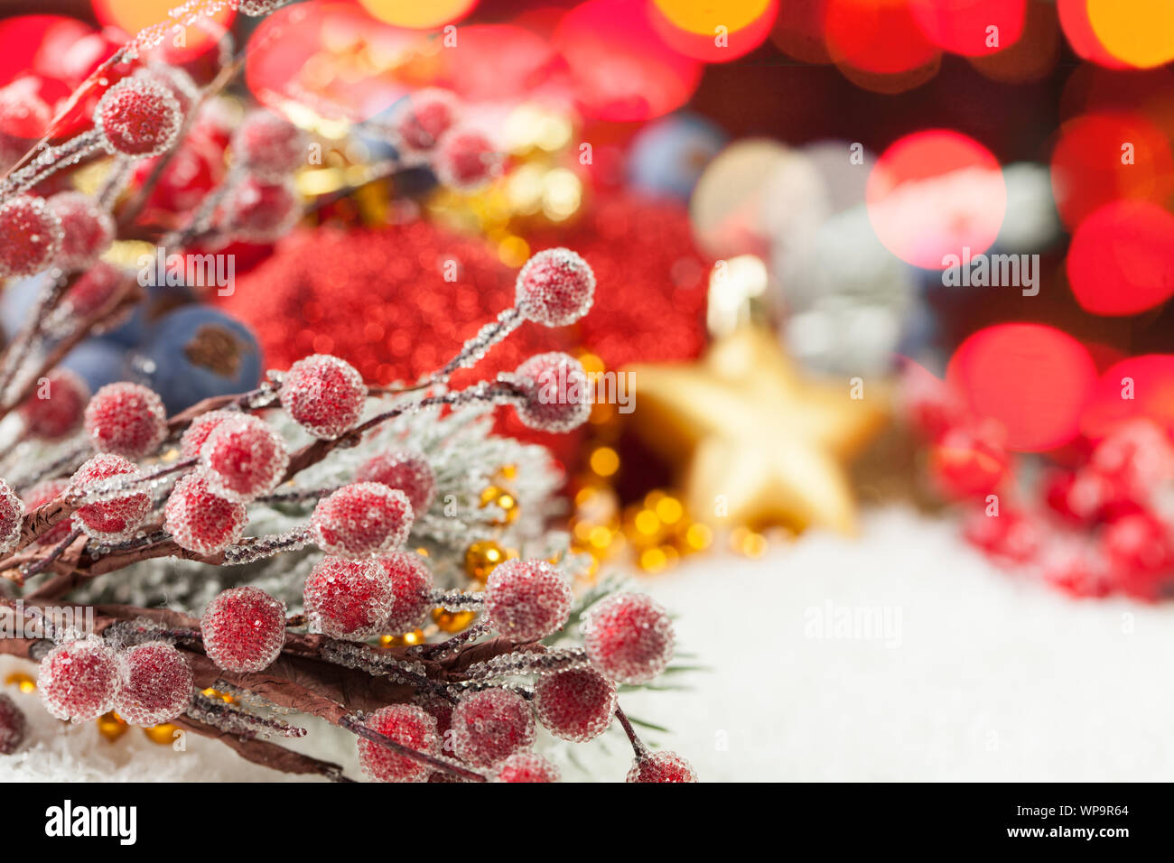 Natale luminoso holly bacche contro notte astratta bokeh sfondo luminoso e spazio di copia Foto Stock
