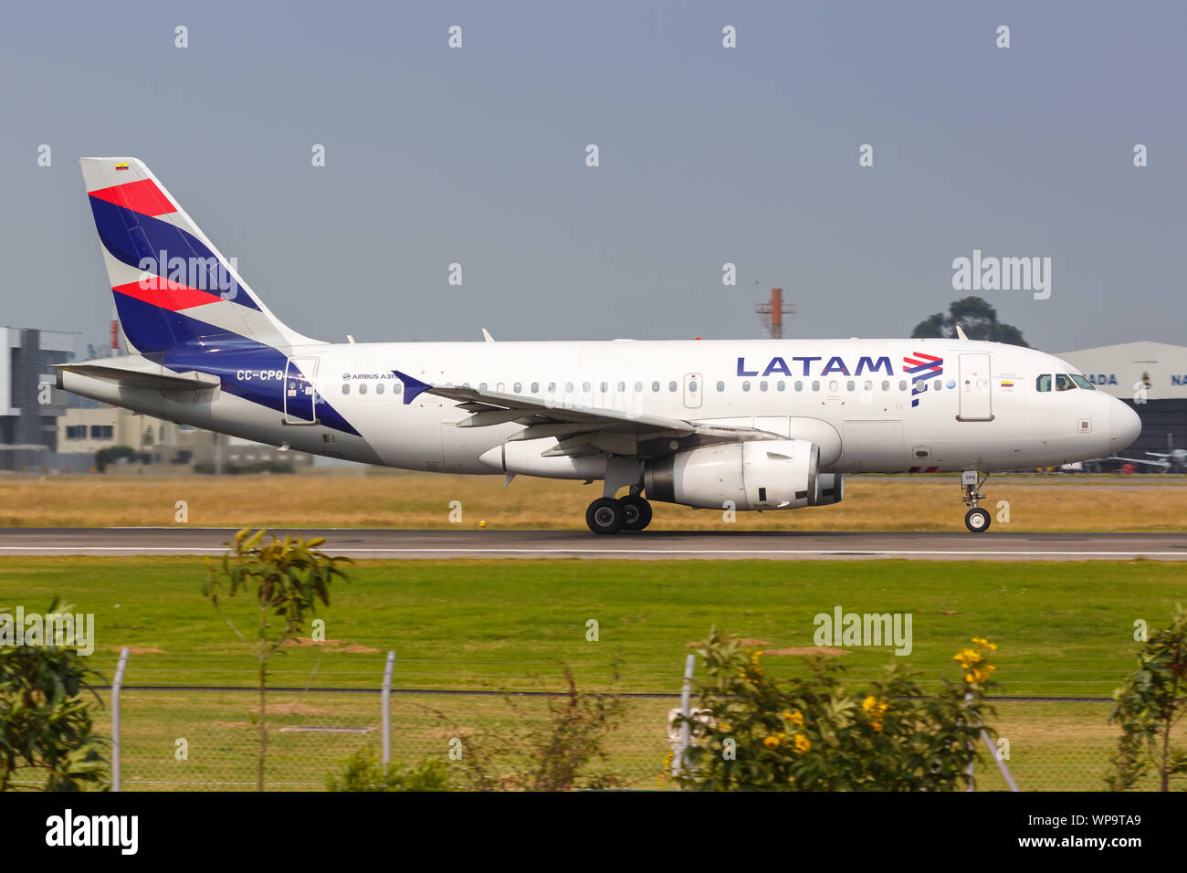Bogotà, Colombia - 30 Gennaio 2019: LATAM Airbus A319 aeroplano a Bogotà aeroporto (BOG) in Colombia. Foto Stock