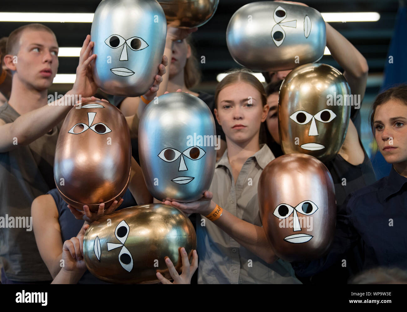 Dessau, Germania. 8° settembre 2019. Gli studenti del Palucca Schule di Dresda danza per l'apertura del Museo Bauhaus di Dessau con maschere di fase, che torna a Oskar Schlemmer e Bauhaus. Dopo due anni di periodo di costruzione, il museo si apre con una cerimonia nel centesimo anniversario del Bauhaus. La mostra è intitolata "Versuchsstätte Bauhaus. La raccolta". Intorno al 1000 presenta sarà in mostra, che rappresenta la speciale e in tutto il mondo influenza della leggendaria scuola di architettura, arte e design. Credito: dpa picture alliance/Alamy Live News Foto Stock