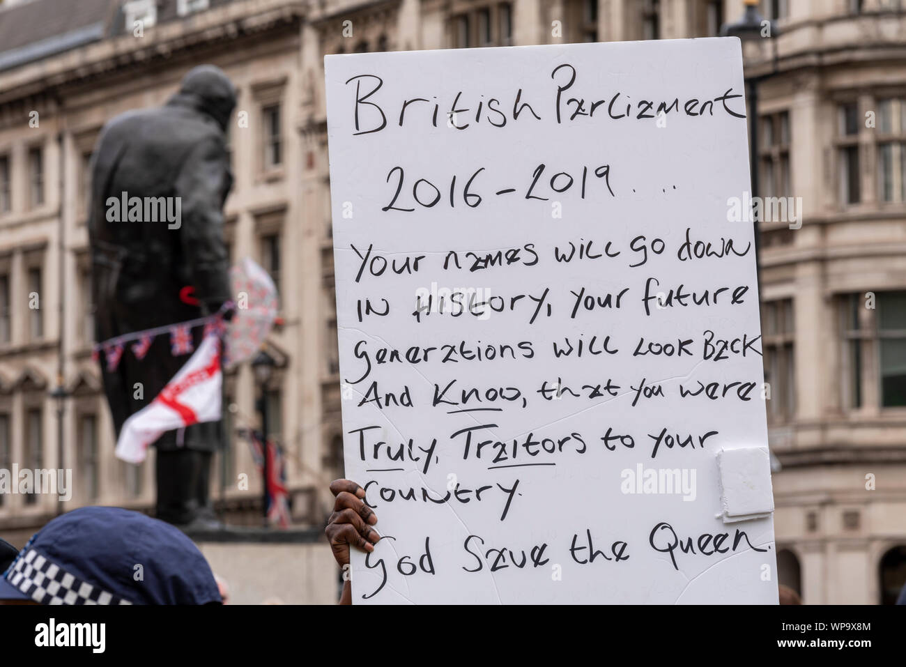 Le proteste in Westminster, Londra, Regno Unito contro Brexit, IL REGNO UNITO di lasciare l'Unione europea. Pro Brexit manifestanti ripostiglio, traditori. Dio salvi la regina Foto Stock