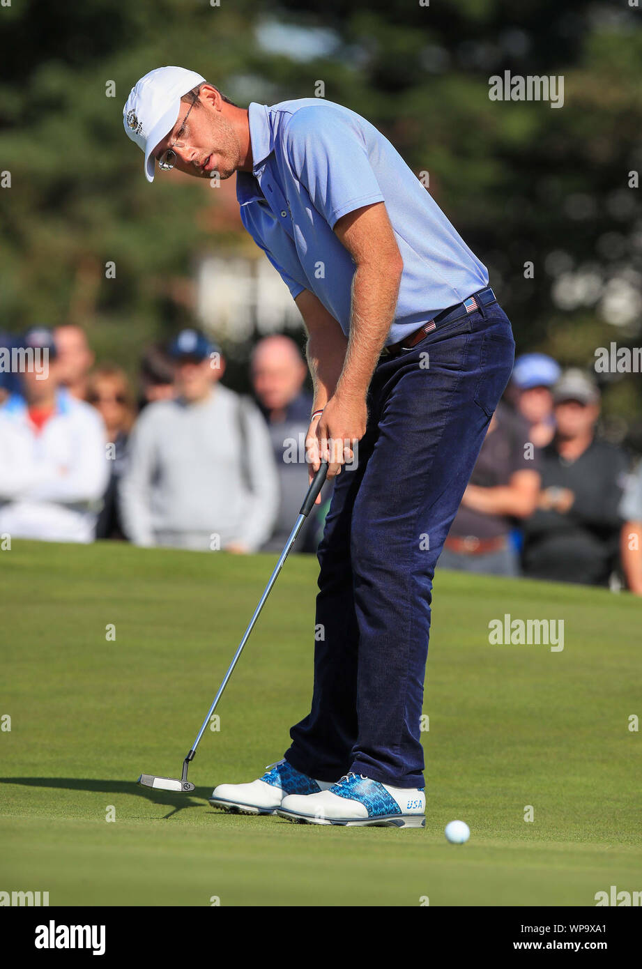 Stati Uniti d'America di Andy Ogletree svolge un putt su xviii verde durante il giorno due del 2019 Walker Cup al Royal Liverpool Golf Club, Hoylake. Foto Stock