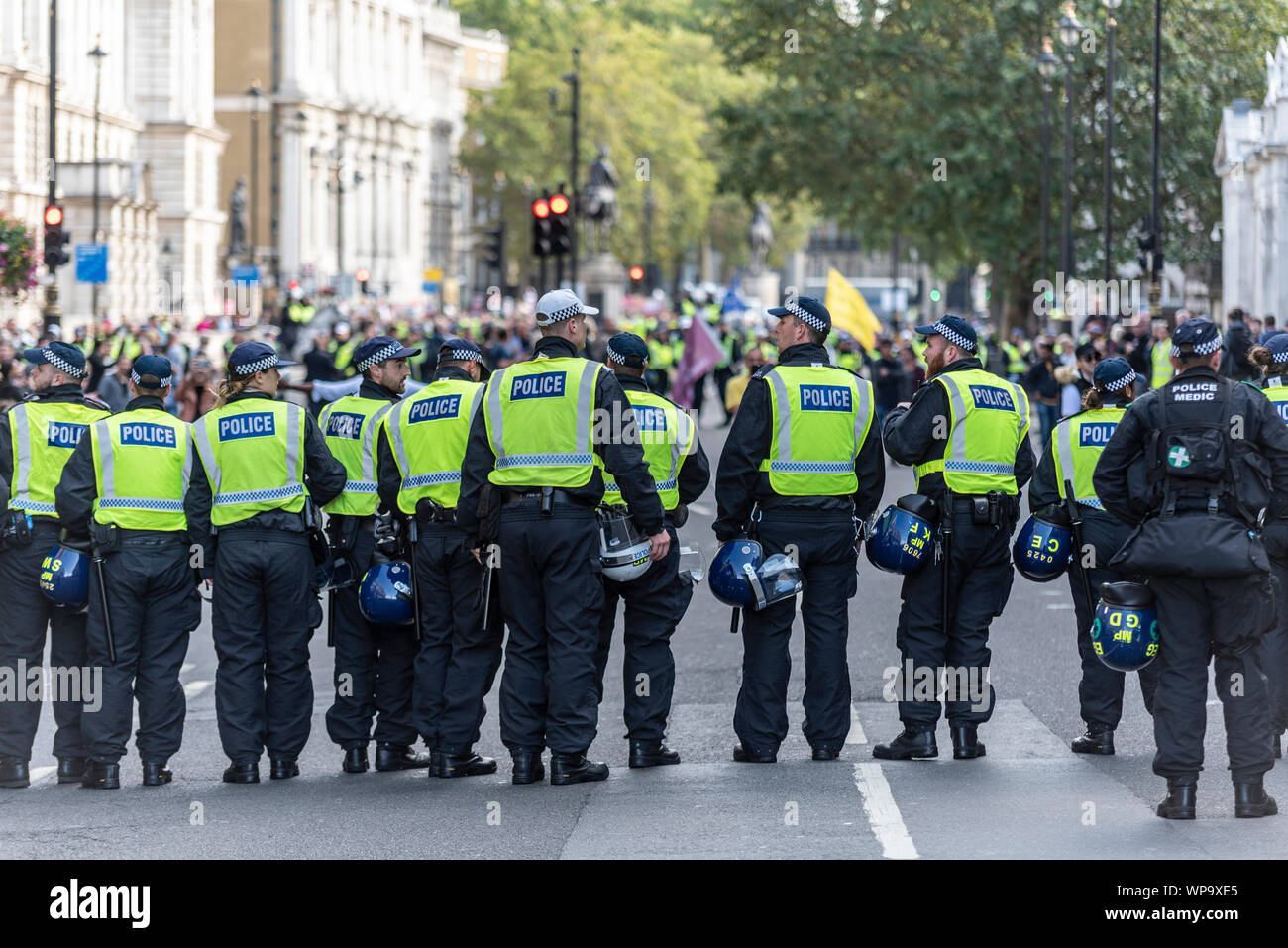 Le proteste in Westminster London REGNO UNITO contro Brexit, IL REGNO UNITO di lasciare l'Unione europea. Pro Brexit manifestanti hanno creato tensione. Cordone di polizia in Whitehall Foto Stock