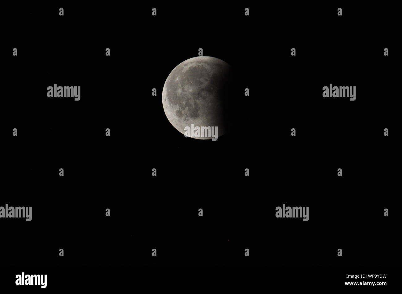 Nach der Jahrhundertmondfinsternis vom 27.07.2018 tritt der Mond aus dem Kernschatten wieder heraus. Foto Stock