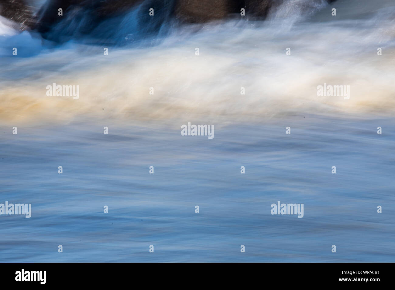 Fotografie astratte di seascape con forte risacca con otturatore a bassa velocità e la sfocatura del movimento. Foto Stock