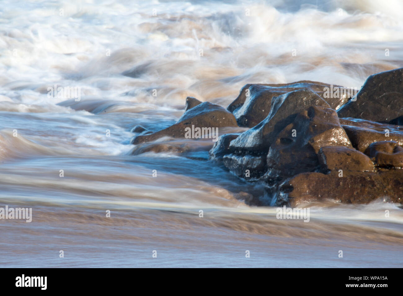 Fotografie astratte di seascape con forte risacca con otturatore a bassa velocità e la sfocatura del movimento. Foto Stock