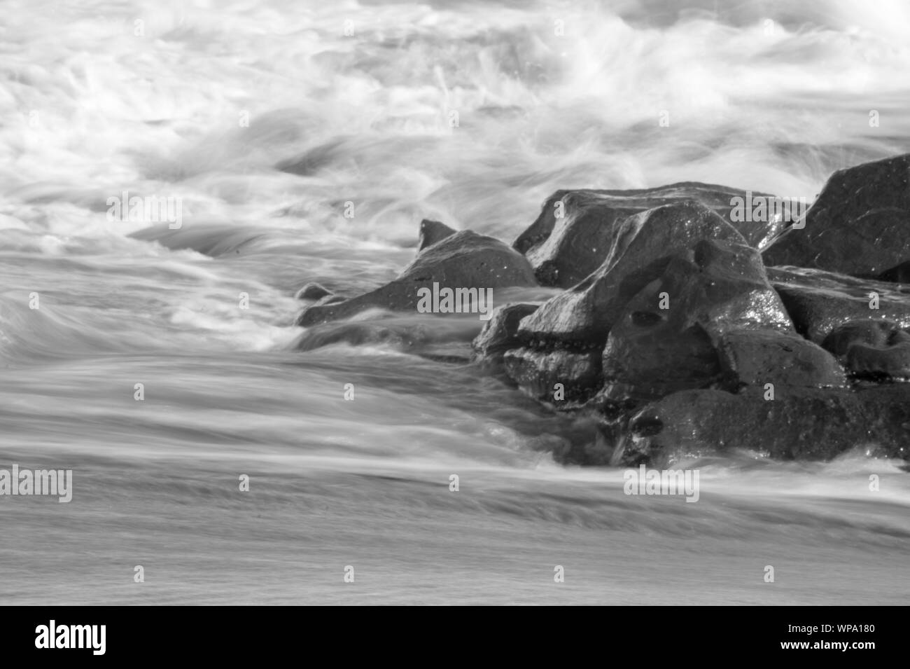 In bianco e nero fotografie astratte di seascape con forte risacca con otturatore a bassa velocità e eccessiva sfocatura del movimento. Foto Stock