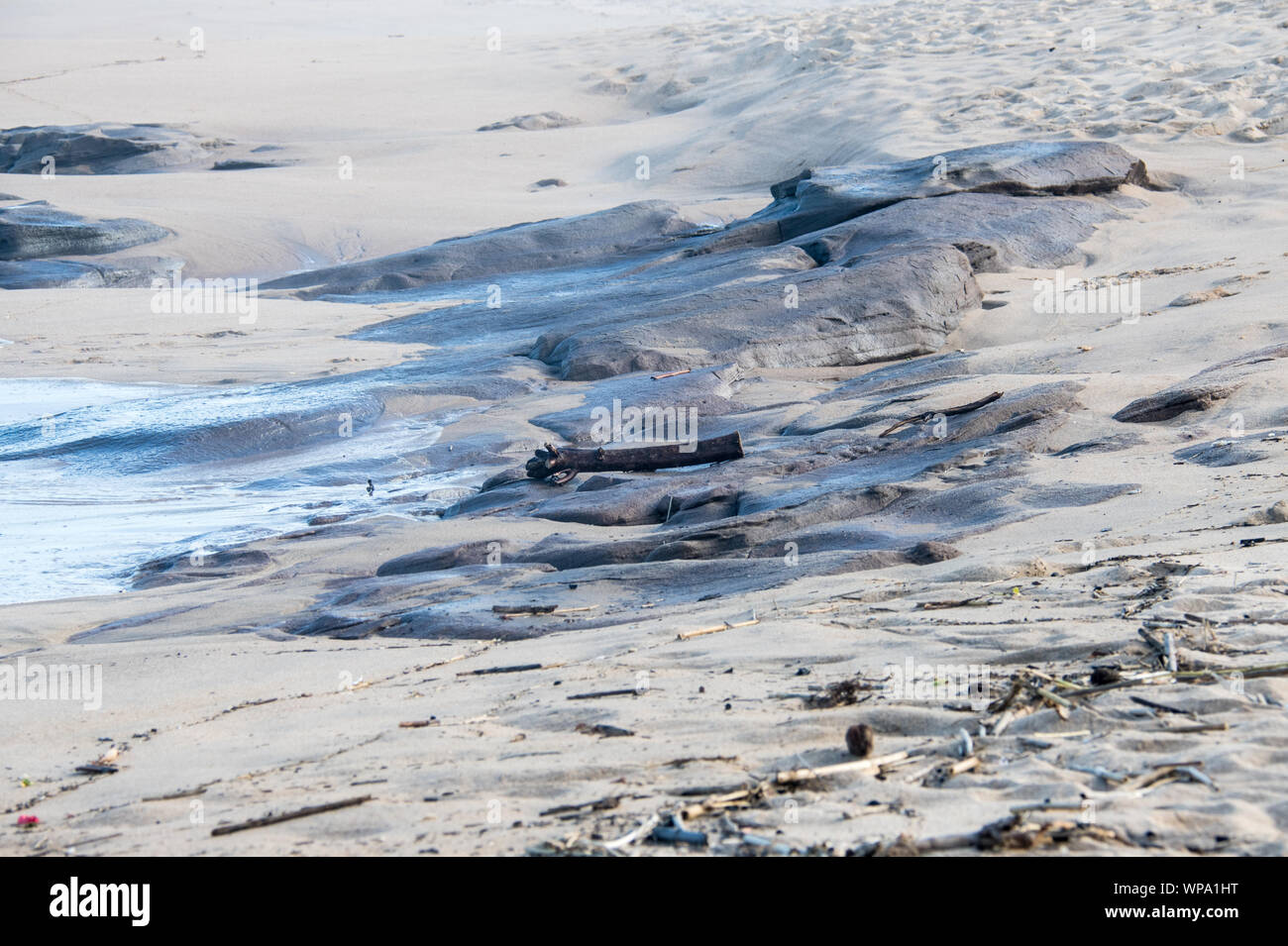 Fotografie astratte di seascape con forte risacca con otturatore a bassa velocità e la sfocatura del movimento. Foto Stock