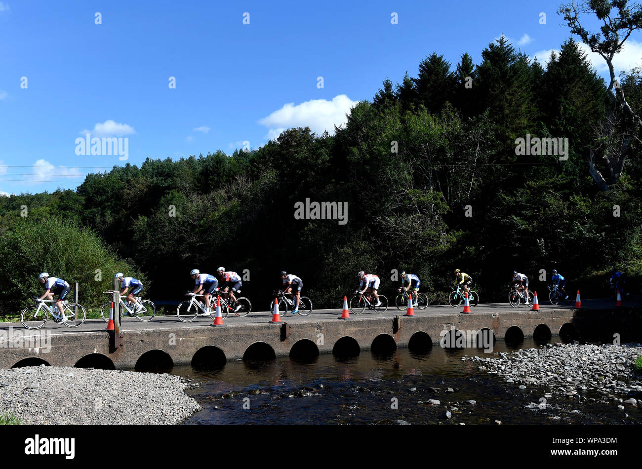 Il Peloton attraversare il fiume Whiteadder durante il 2019 Simplyhealth Great North Run di Newcastle. Foto Stock