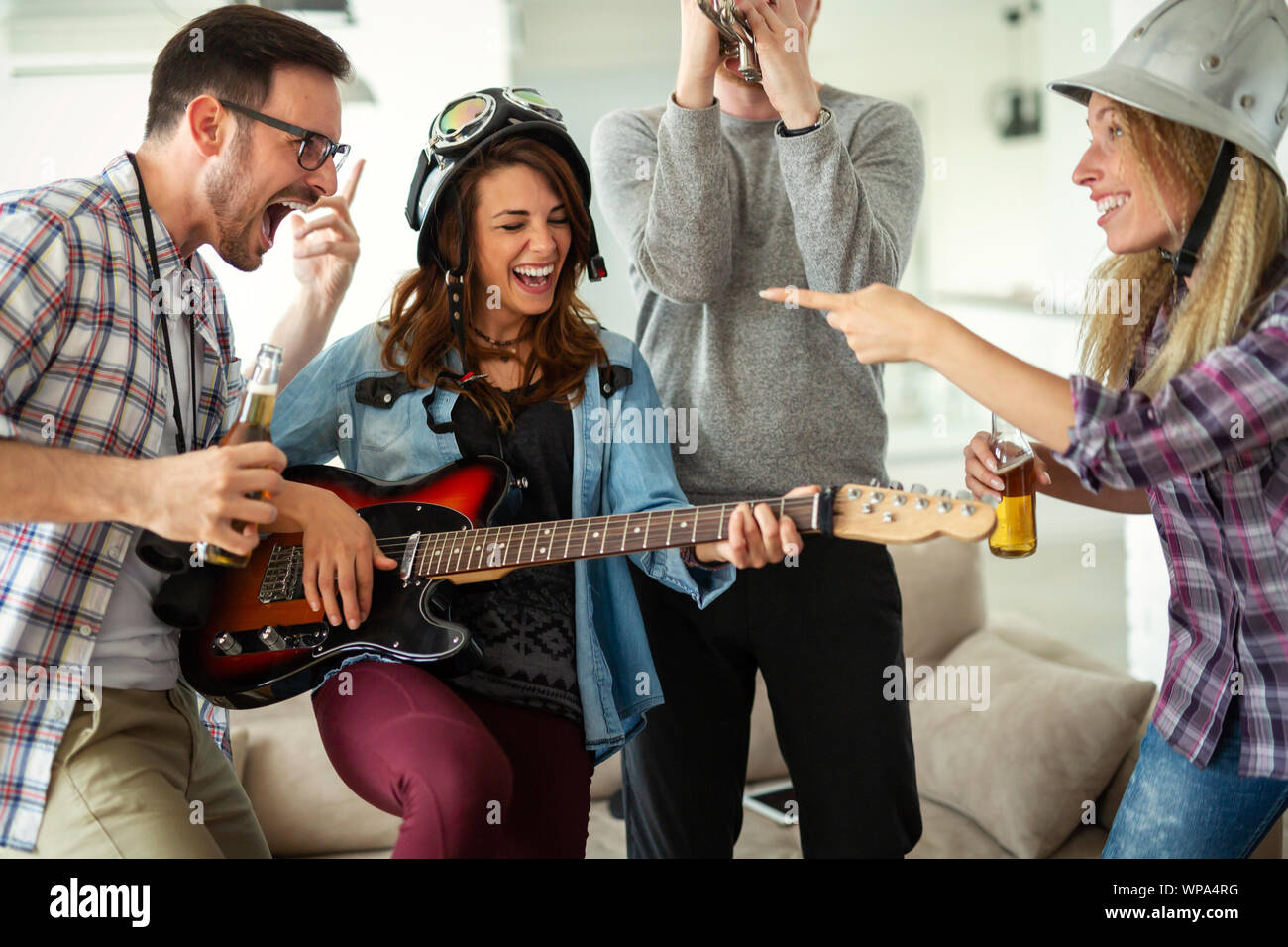 Un gruppo di giovani amici divertendosi insieme e giocare in banda musicale Foto Stock