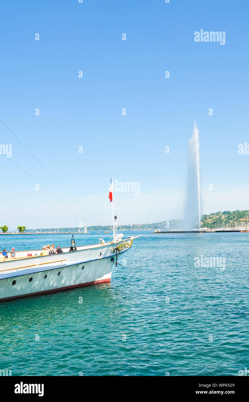 Ginevra, Svizzera - Luglio 17, 2019: Jet d'Eau, famosa fontana sul Lago di Ginevra. Simbolo della città svizzera. Famoso punto di riferimento e di attrazione turistica fotografati con una imbarcazione turistica crociera. Foto Stock