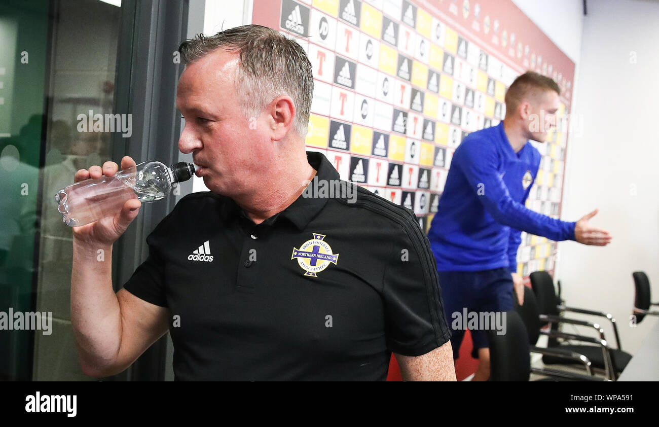 Belfast, Regno Unito. 08 Sep, 2019. Calcio: squadra nazionale, conferenza stampa Irlanda del Nord prima del campionato europeo il qualificatore Irlanda del Nord - Germania a Windsor Park Stadium. Coach Michael O'Neill (l) e Steven Davis lasciare il podio dopo la conferenza stampa finale. Credito: Christian Charisius/dpa/Alamy Live News Foto Stock