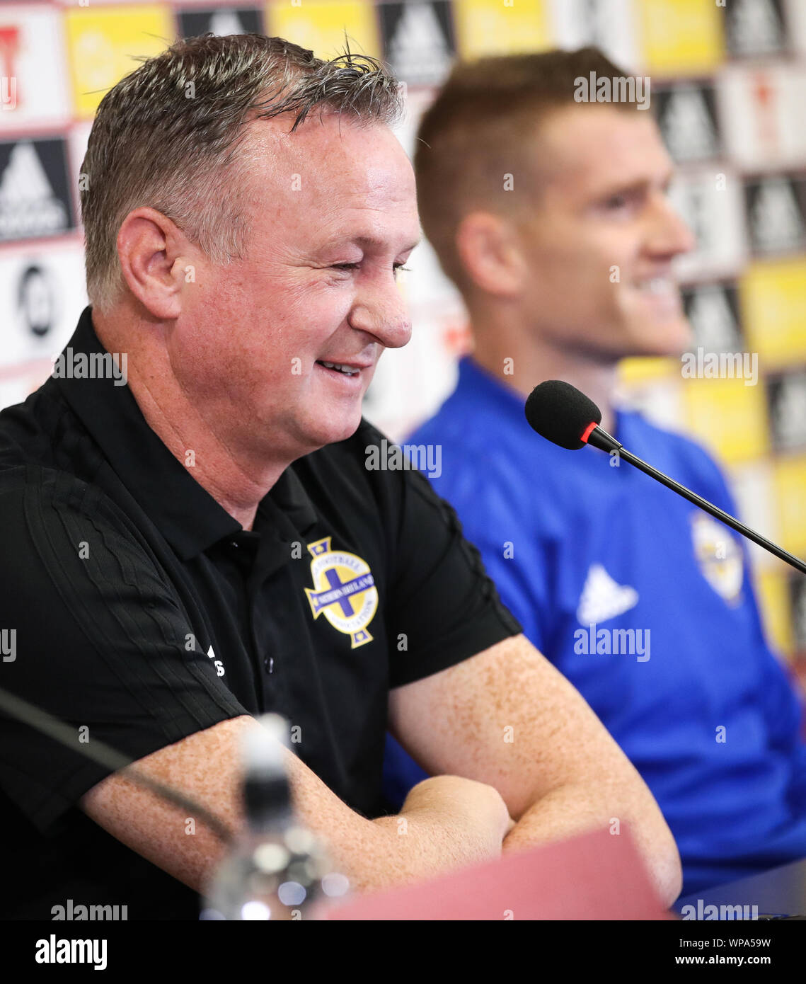 Belfast, Regno Unito. 08 Sep, 2019. Calcio: squadra nazionale, conferenza stampa Irlanda del Nord prima del campionato europeo il qualificatore Irlanda del Nord - Germania a Windsor Park Stadium. Coach Michael O'Neill (l) e Steven Davis parlare alla conferenza stampa conclusiva. Credito: Christian Charisius/dpa/Alamy Live News Foto Stock