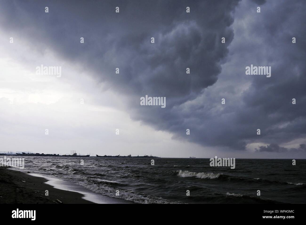 Makati, la regione della capitale nazionale, Filippine. 8 Sep, 2019. Come il tifone Liwayway stava lasciando una bassa pressione si sta formando in par portare questo forte vento e pioggia. Credito: George Buid/ZUMA filo/Alamy Live News Foto Stock