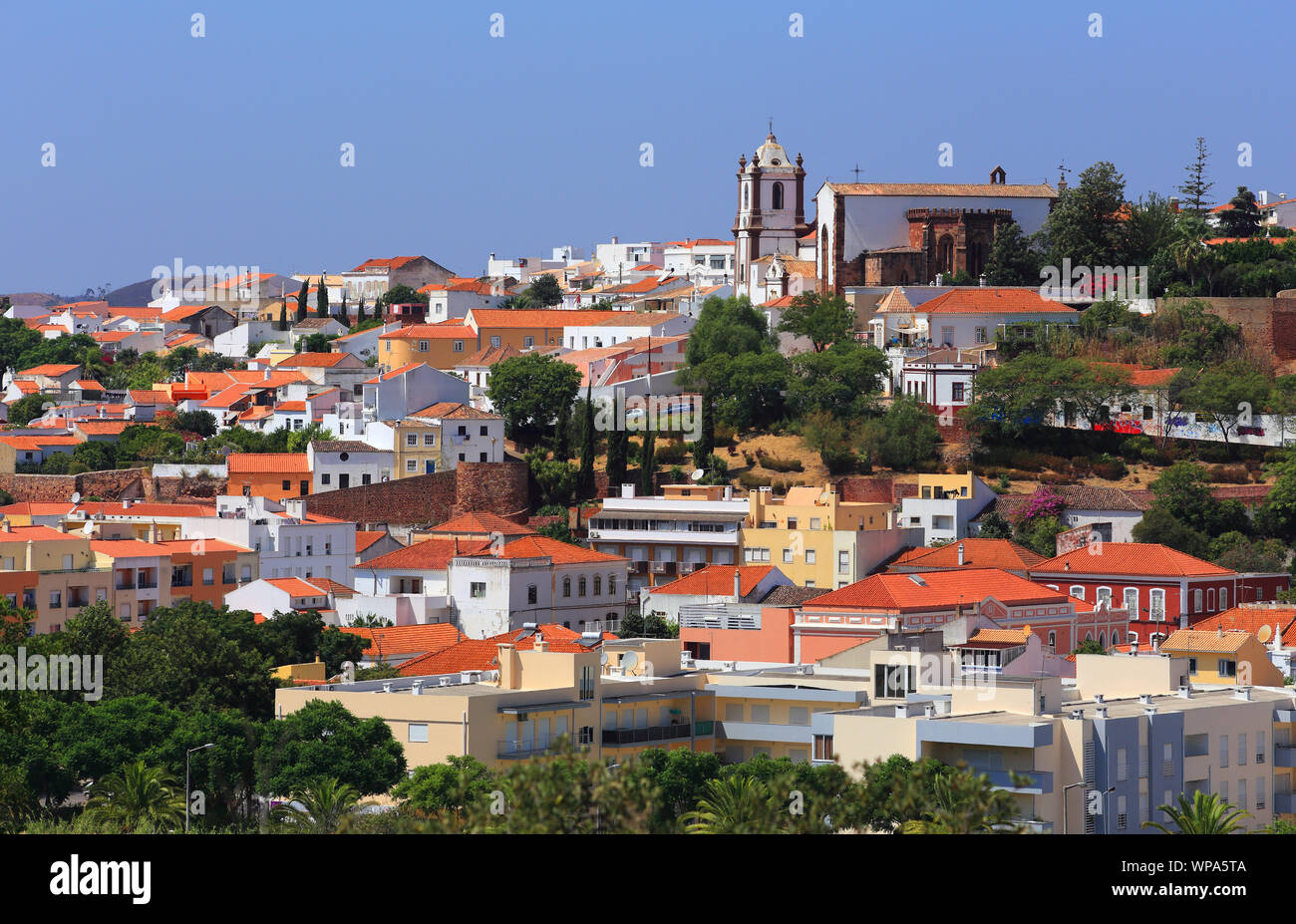 Il Portogallo, regione di Algarve, vista panoramica della città medievale di Silves - Cattedrale all'orizzonte. Foto Stock