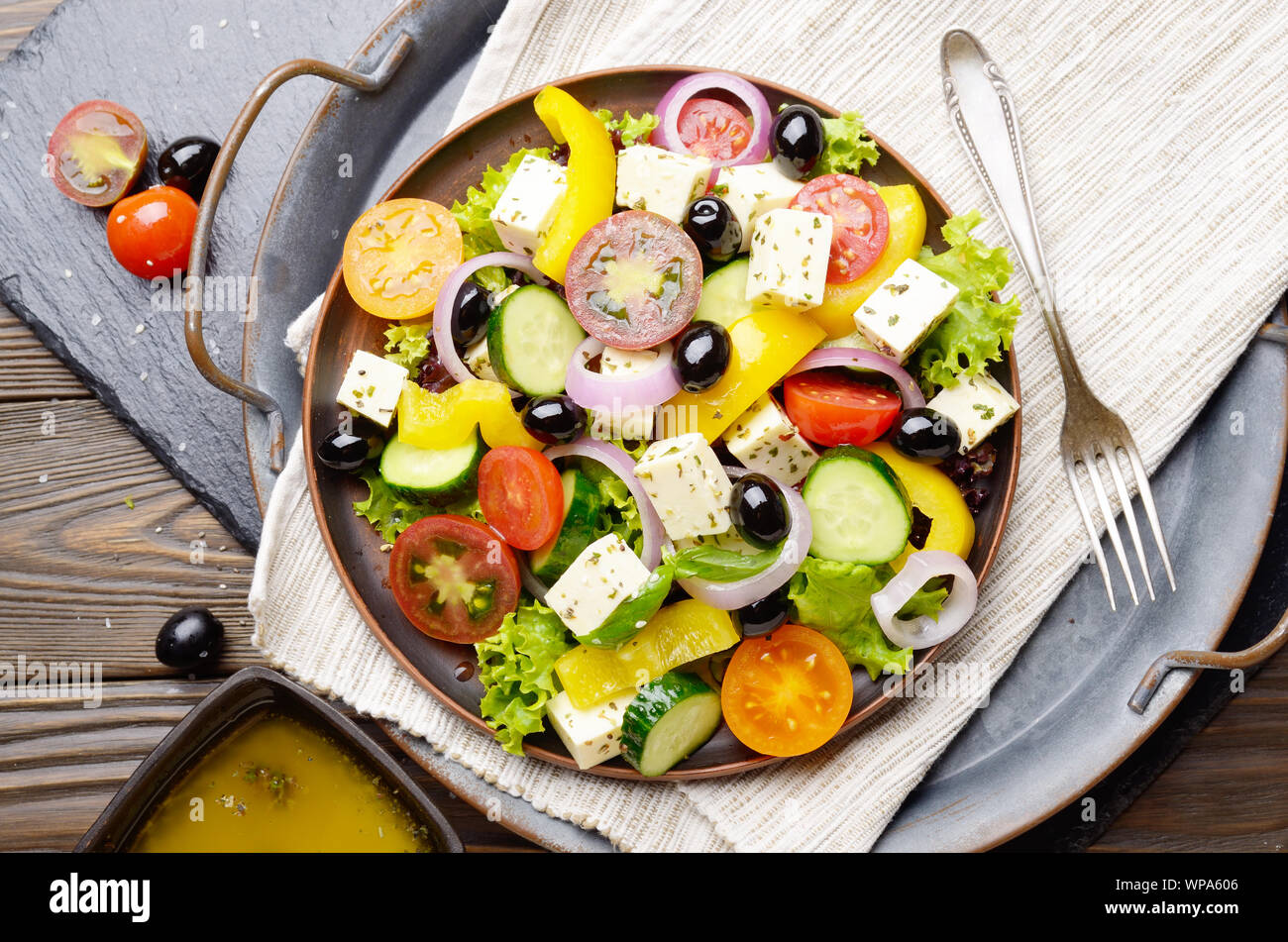 Vista superiore a dieta mediterranea piatto di insalata greca su vintage vassoio metallico Foto Stock