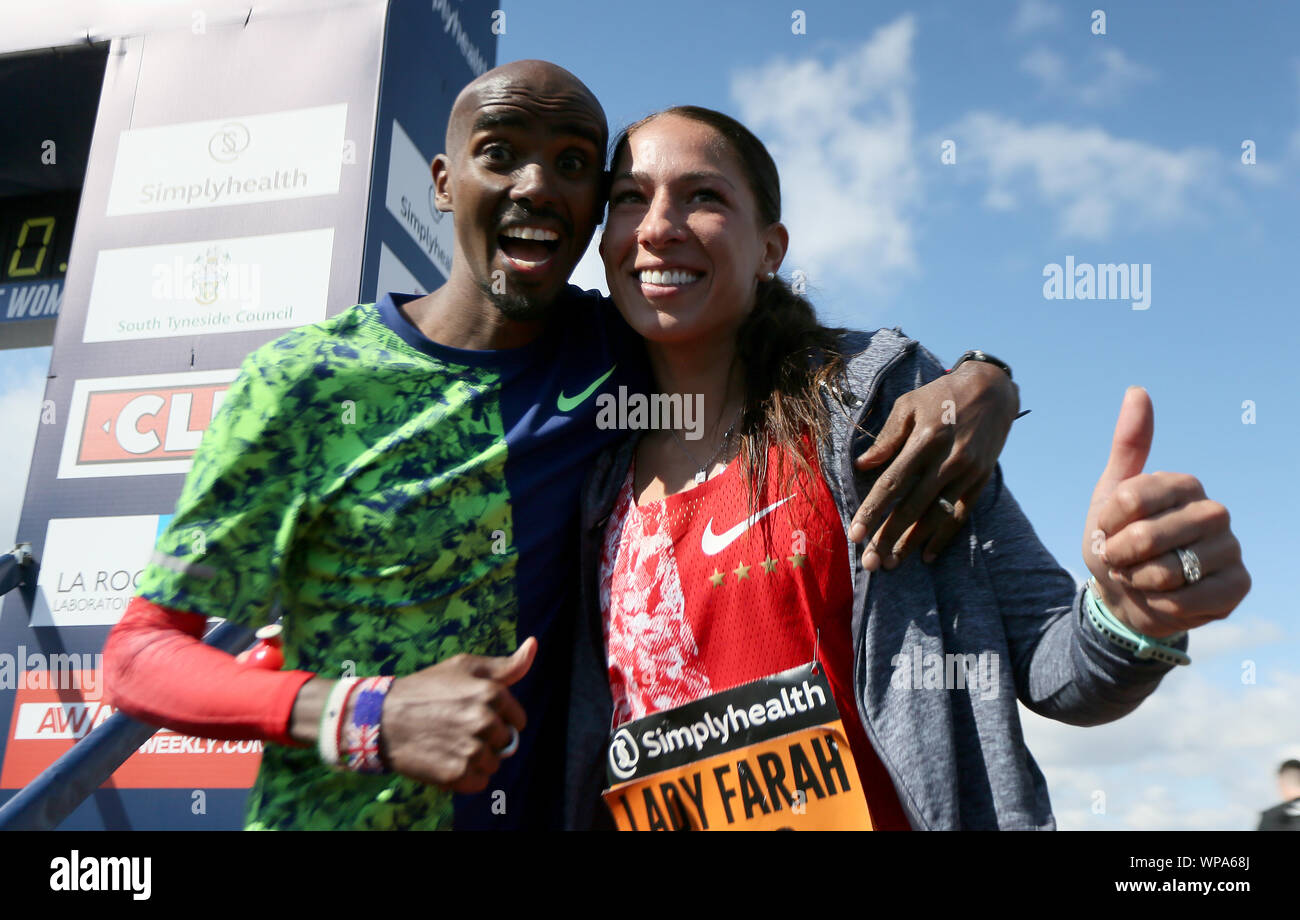 Sir Mo Farah (sinistra) e la moglie Tania Farah celebrare dopo il completamento del 2019 Simplyhealth Great North Run di Newcastle. Foto Stock