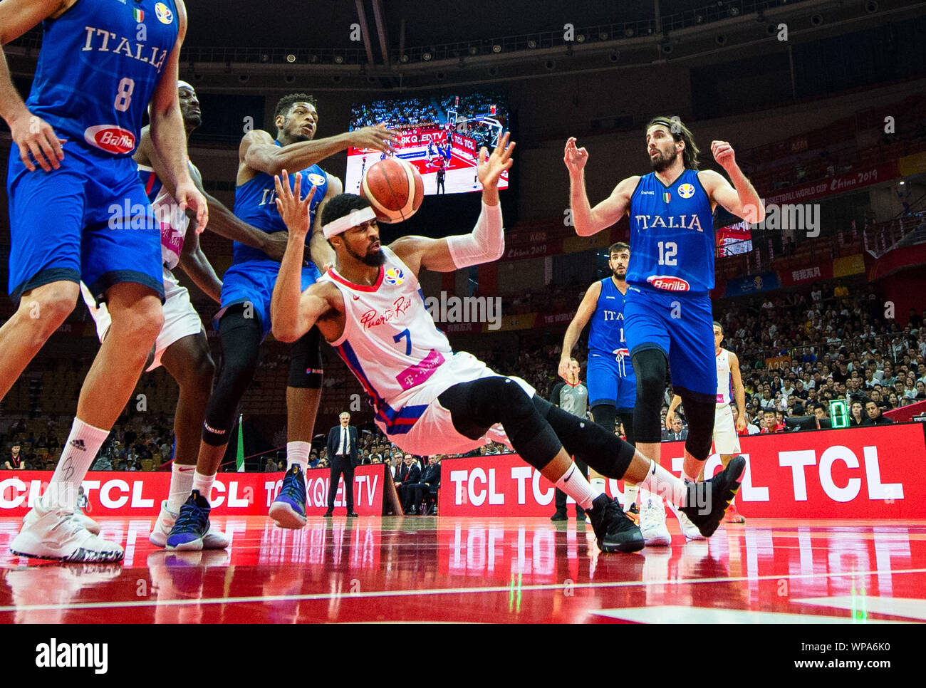 Wuhan, la Cina della provincia di Hubei. 8 Sep, 2019. Devon Collier (C) di Puerto Rico cade durante il gruppo J match tra Puerto Rico e Italia a 2019 FIBA World Cup a Wuhan, capitale della Cina centrale della provincia di Hubei, Sett. 8, 2019. Credito: Xiao Yijiu/Xinhua/Alamy Live News Foto Stock