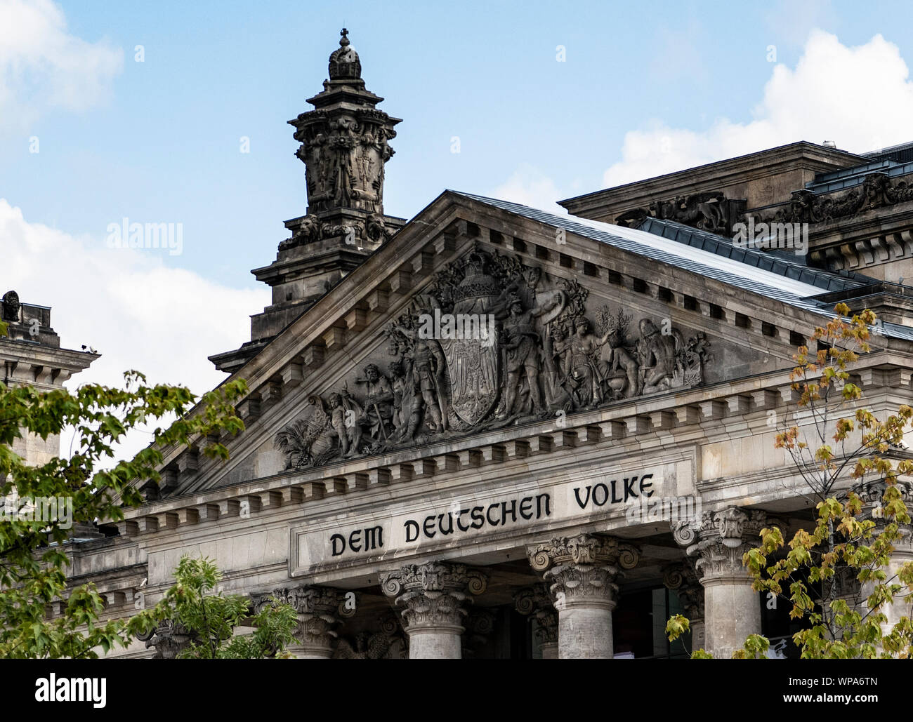 Berlino, Germania. 08 Sep, 2019. "Il popolo tedesco' è scritto sul Reichstag il timpano. Disponibili numerose persone guardava intorno al giorno della porta aperta del Bundestag tedesco. Credito: Paolo Zinken/dpa/Alamy Live News Foto Stock