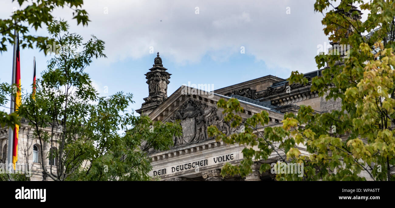 Berlino, Germania. 08 Sep, 2019. "Il popolo tedesco' è scritto sul Reichstag il timpano. Disponibili numerose persone guardava intorno al giorno della porta aperta del Bundestag tedesco. Credito: Paolo Zinken/dpa/Alamy Live News Foto Stock