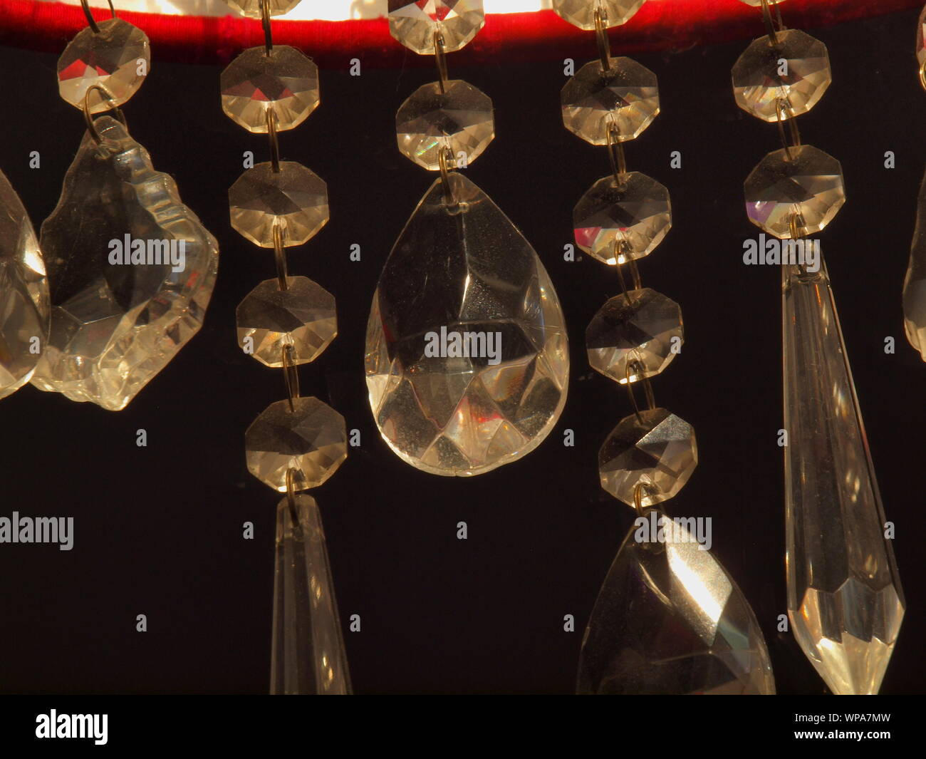 Closeup shot-fotografia scattata di cristalli hanging off un paralume Foto Stock