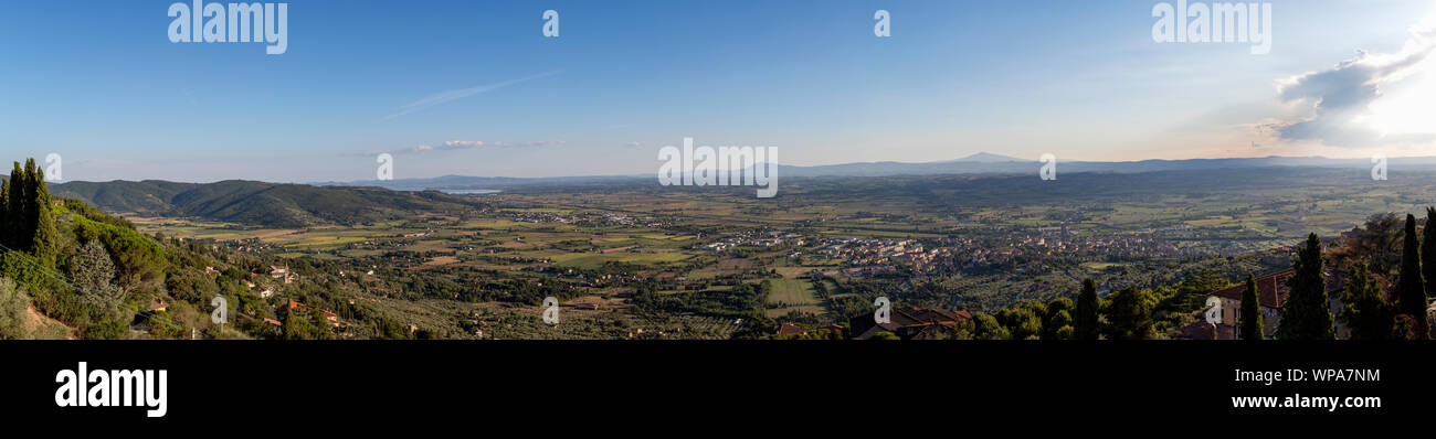 Vista panoramica del Lago Trasimeno e la città di Camucia visto dalla città di Cortona, Arezzo - Italia Foto Stock