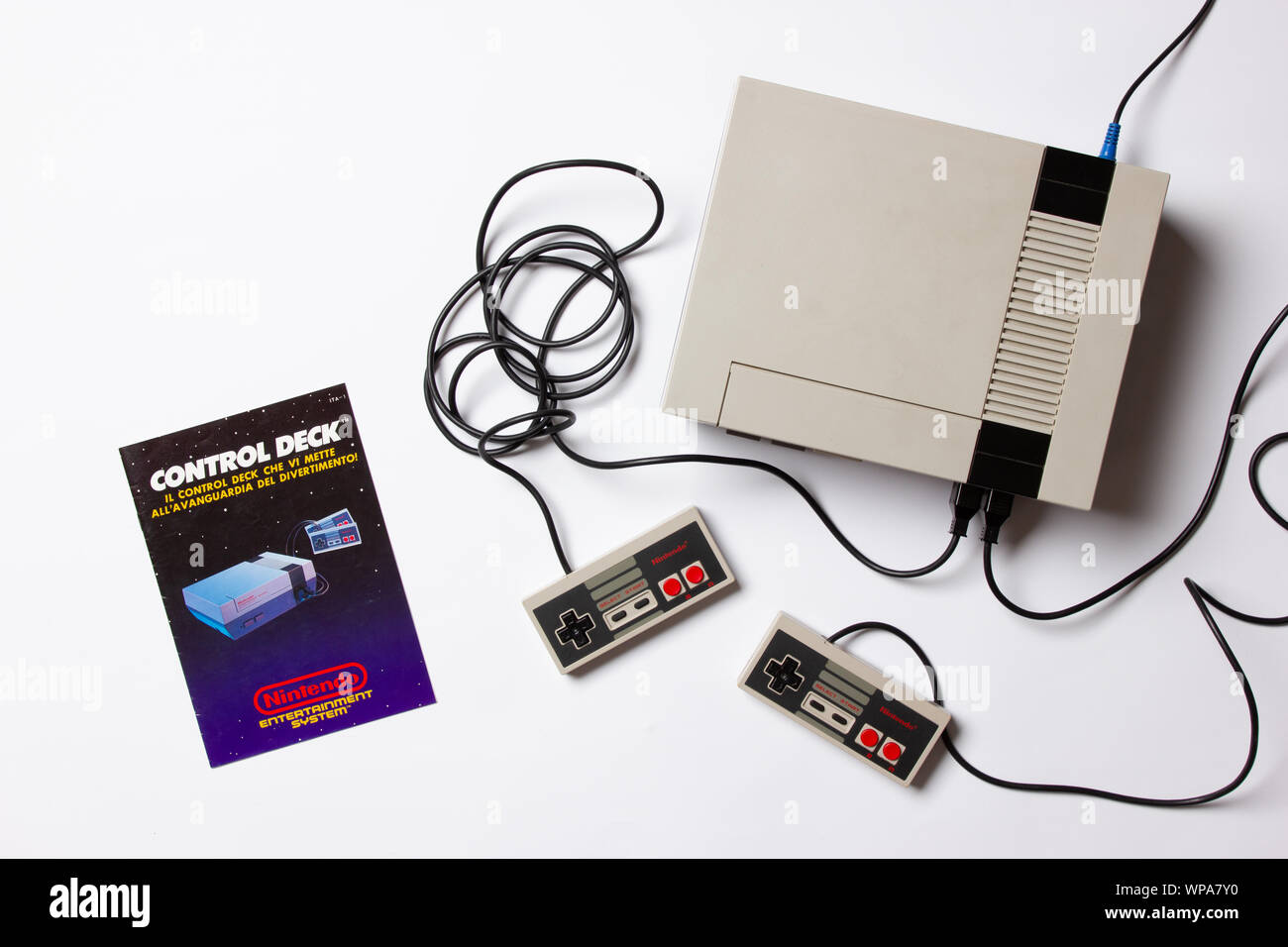 Un beautfiul studio shot dell'originale "NES' Nintendo Entertainment System TV console di gioco Foto Stock