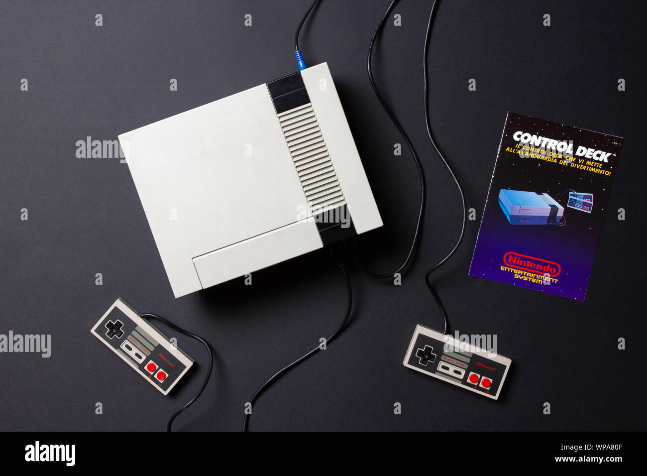 Un beautfiul studio shot dell'originale "NES' Nintendo Entertainment System TV console di gioco Foto Stock