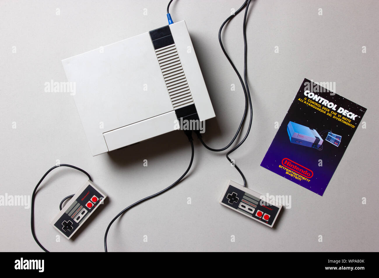 Un beautfiul studio shot dell'originale "NES' Nintendo Entertainment System TV console di gioco Foto Stock