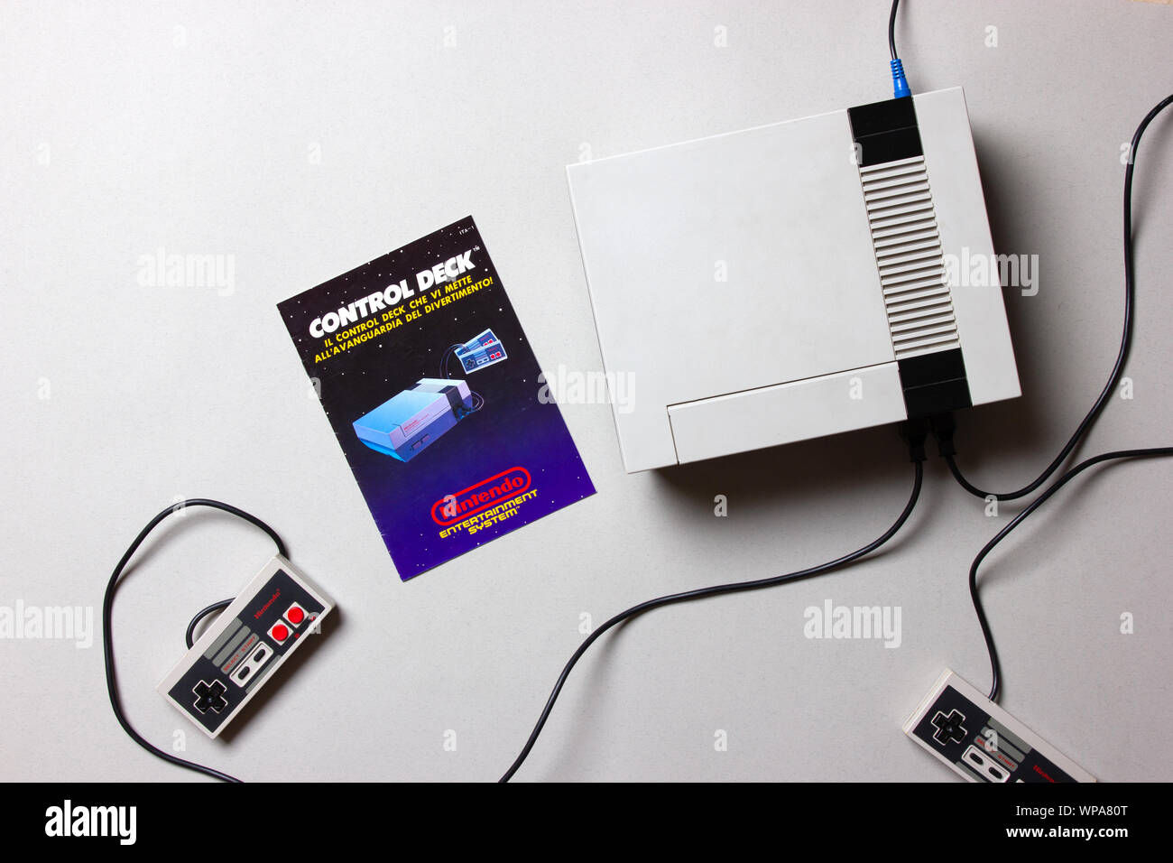 Un beautfiul studio shot dell'originale "NES' Nintendo Entertainment System TV console di gioco Foto Stock