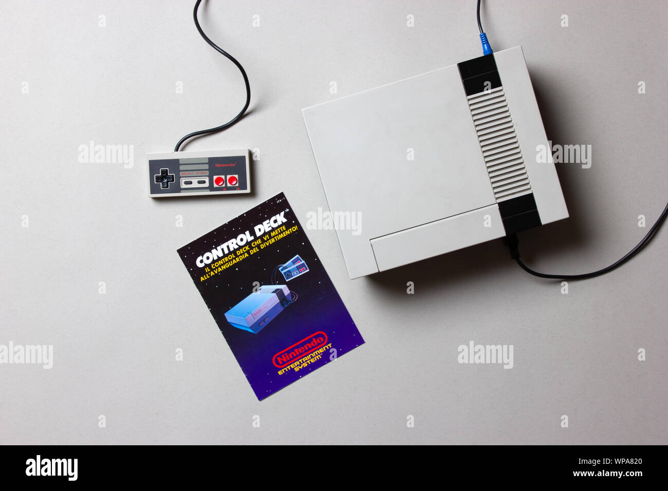 Un beautfiul studio shot dell'originale "NES' Nintendo Entertainment System TV console di gioco Foto Stock