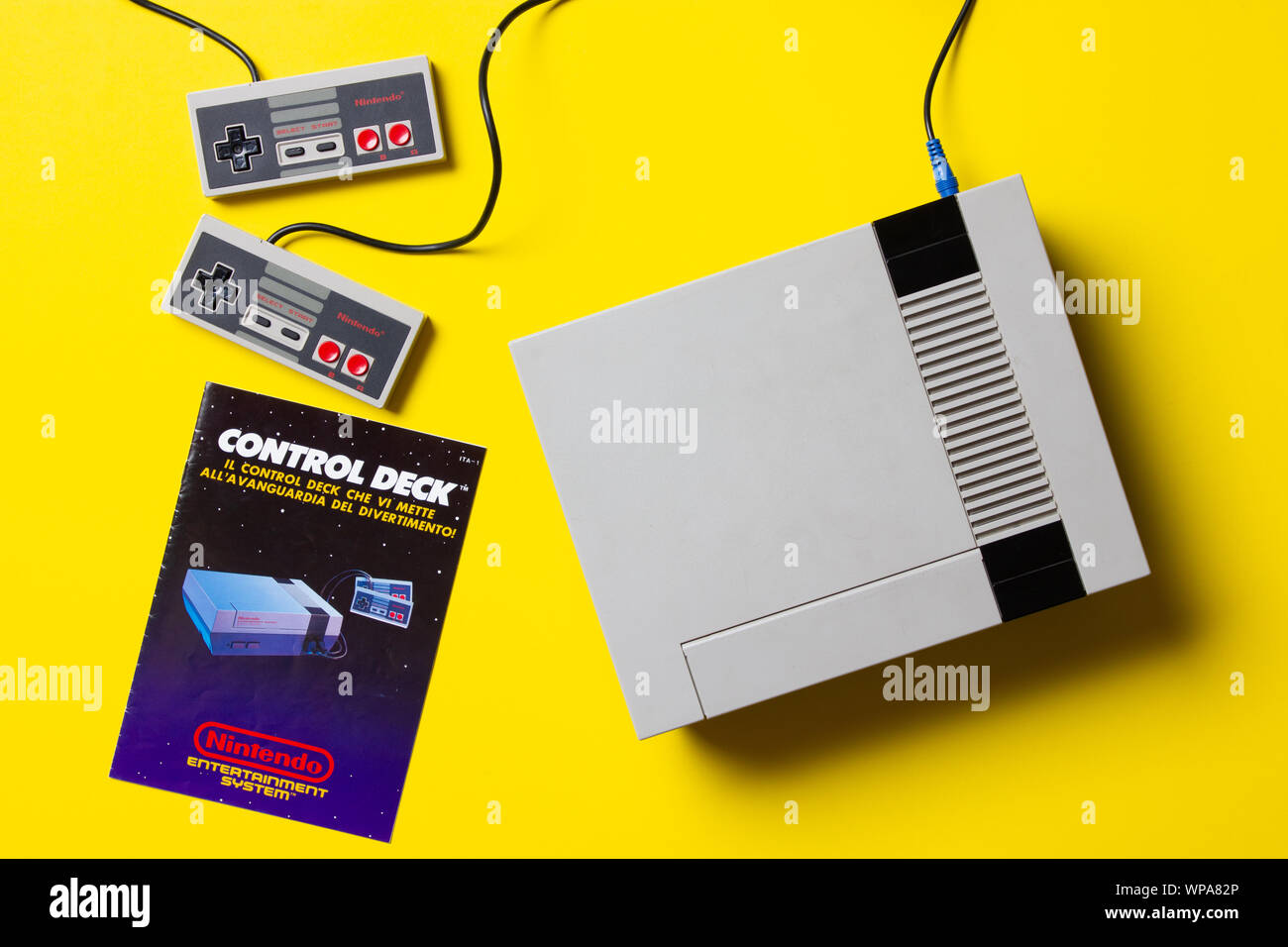 Un beautfiul studio shot dell'originale "NES' Nintendo Entertainment System TV console di gioco Foto Stock