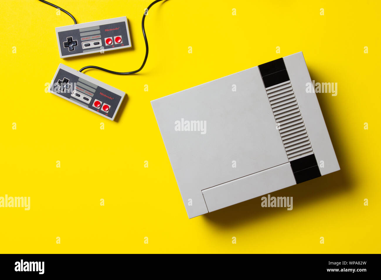 Un beautfiul studio shot dell'originale "NES' Nintendo Entertainment System TV console di gioco Foto Stock
