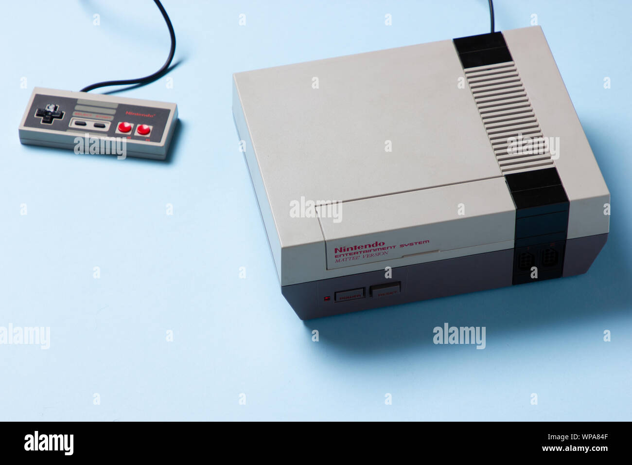 Un beautfiul studio shot dell'originale "NES' Nintendo Entertainment System TV console di gioco Foto Stock