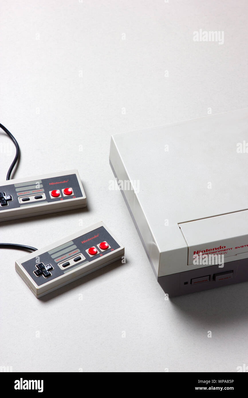 Un beautfiul studio shot dell'originale "NES' Nintendo Entertainment System TV console di gioco Foto Stock